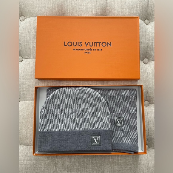 unbranded Accessories - Stylish and elegant Gray Checkered Beanie and Scarf Set with gift box.